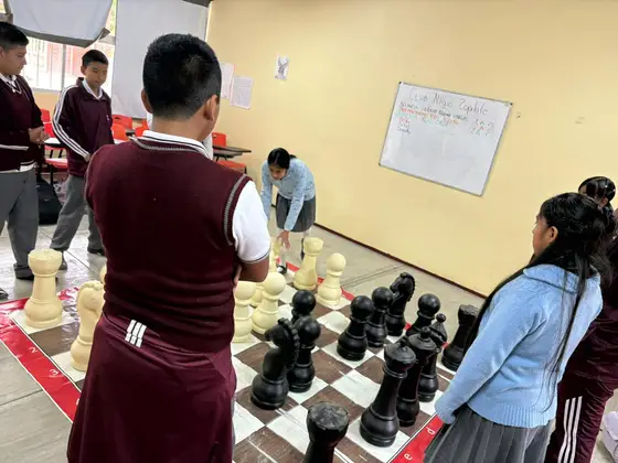 Estudiantes de la EST 95 participando en el taller de ajedrez