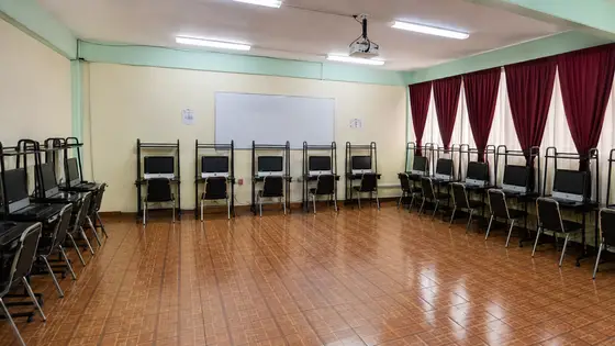 Aula de Medios de la EST 95 con equipo de cómputo para clases de TIC