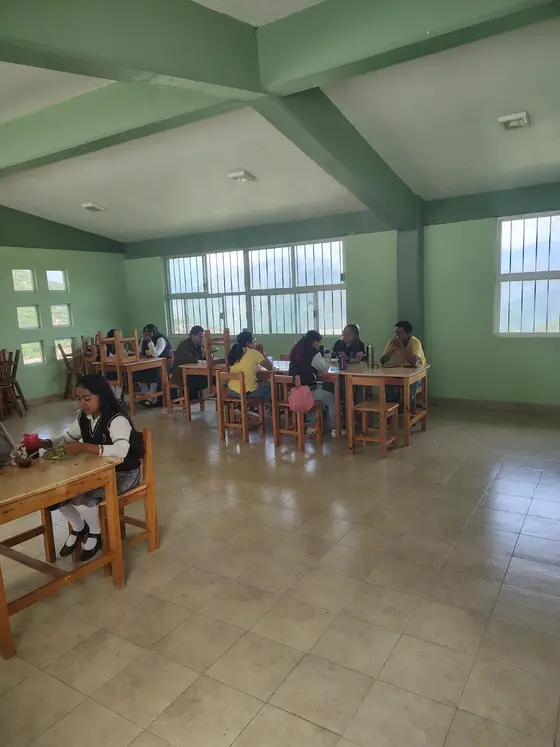 Cafetería de la EST 95 atendiendo a estudiantes durante el receso