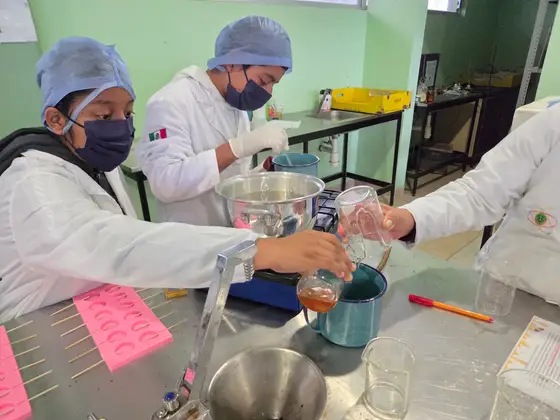 Laboratorio de química de la EST 95 equipado para prácticas experimentales