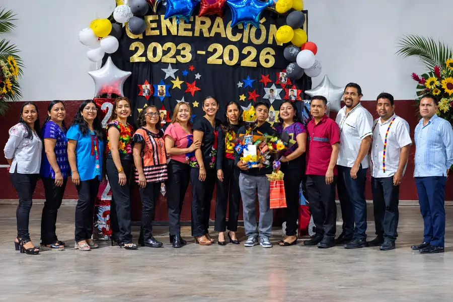 Personal docente y administrativo de la EST 95 acompañando a la generación 2023-2026